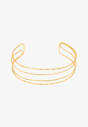 Gouden armband van cuff met drie gedraaide strengen, gepolijste afwerking, open ontwerp en gladde randen voor comfort en draagbaarheid.