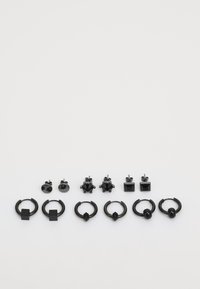 Conjunto de pendientes negros que presentan varios estilos: pendientes de botón redondos y cuadrados, aros texturizados y diseños de acento, todo en acabado mate.