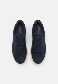 Marinblå snörskor i spets med en överdel i slät läder och textil med struktur, beige sula och vadderad krage för extra komfort.