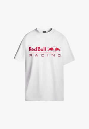 Valge puuvillane t-särk, mille esiküljel on silmapaistev punane "Red Bull RACING" logo ja kaks punast pulli graafikat. Lühikesed varrukad ja mugav lõike.