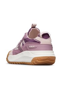 Sneaker viola e rosa con tomaia in suede testurizzato e mesh, suola intermedia bianca chunky e suola in gomma con un motivo distintivo.