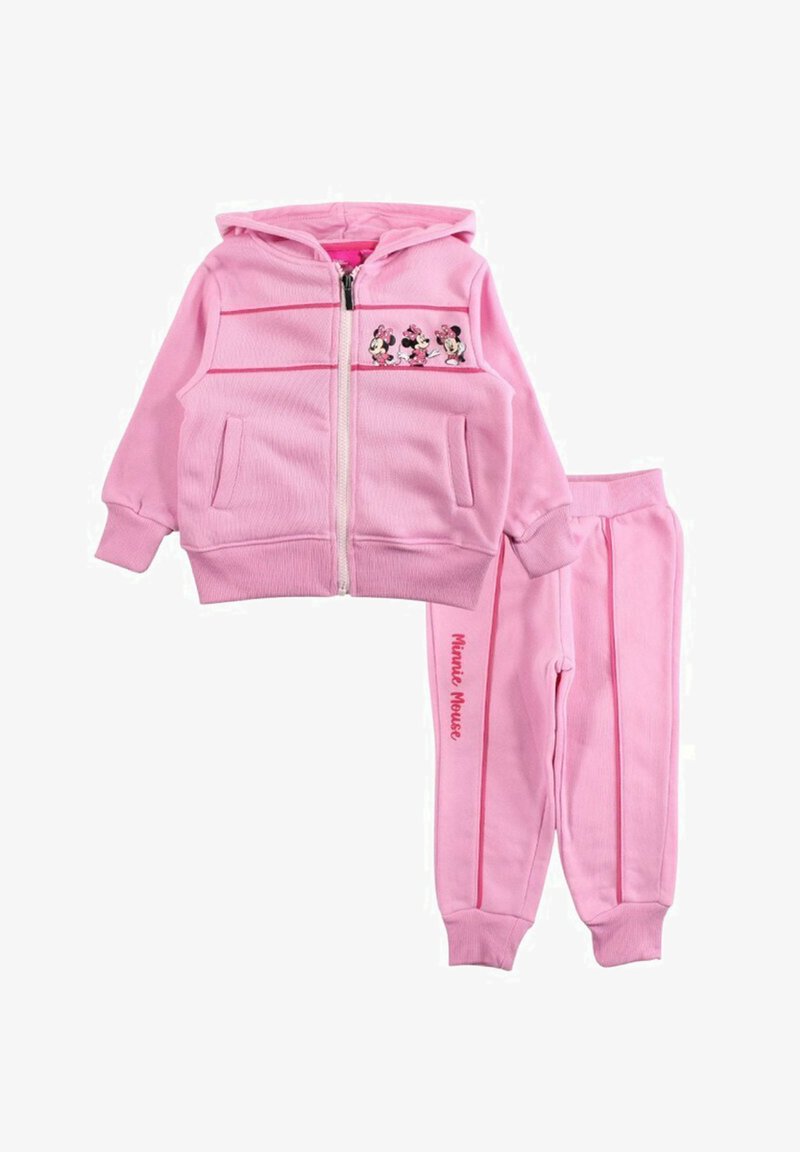 Ensemble de survêtement rose comprenant un sweat à capuche zippé avec poches avant, design de personnage de dessin animé, et pantalon assorti avec bandes latérales et texte « Minnie Mouse ».