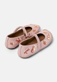 Růžové kožené Mary Jane boty s kulatou špičkou, zdobené vyšívanými květinovými vzory v oranžové a bílé barvě. S detailem na suchý zip.