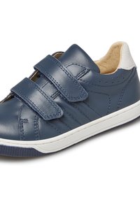 Baskets en cuir bleu avec deux lanières Velcro ajustables, semelle en caoutchouc blanche et accents perforés au niveau du talon. Texture lisse sur l'ensemble.