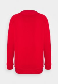 Felpa rossa con scollo rotondo, maniche lunghe, polsini e orlo a coste, e una texture liscia. Colore uniforme senza motivi o accenti.