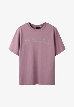 Lilla t-shirt i bomuld med korte ærmer og rund hals. Har "EUPHORIA" i et prikket design hen over brystet. Simpel, afslappet pasform.