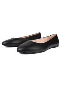 Bailarinas negras de cuero con punta afilada y suela baja, que presentan una textura suave y un diseño minimalista, ideales para el uso casual.