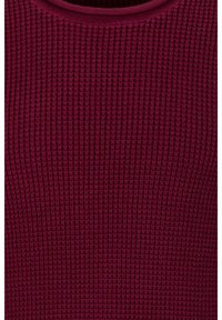 Maglione a coste bordeaux con scollatura rotonda e tessuto testurizzato, che offre un aspetto accogliente e strutturato.