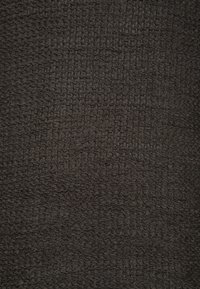 Dunkelgrauer, strukturierten Stoff mit einem gewebten Muster und einer weichen, leicht erhabenen Oberfläche. Verwendet für Polstermöbel oder textile Anwendungen.