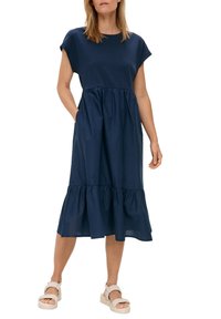 Kleid aus navyblauem Baumwollstoff mit kurzen Ärmeln, einem taillierten Oberteil und einem gestuften, weit schwingenden Rock. Es hat seitliche Taschen und eine glatte Textur.