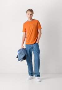 Tommy Hilfiger STACK TEE - T-shirt basic - bonfire orange
