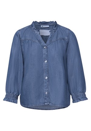 Blaue Jeansbluse mit Rüschen an Kragen und Manschetten, durchgeknöpft und mit langen Ärmeln, auf weißem Hintergrund dargestellt.