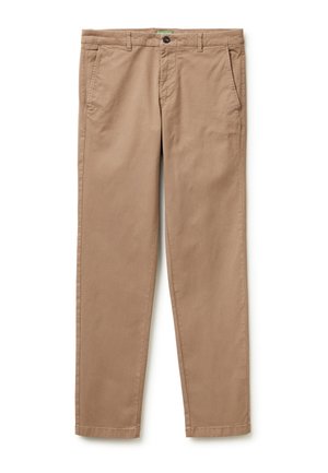 Pantalones color canela de corte recto con cierre de botón y cremallera, bolsillos frontales en ángulo y presillas para cinturón, mostrados sobre un fondo blanco.