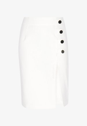 Witte kokerrok tot op de knie met een vooraan gemaakte split en vier zwarte en gouden knopen aan de rechterkant.