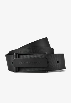 Ceinture en cuir noire avec boucle rectangulaire noire mate gravée "Porsche Design", roulée sur fond blanc.