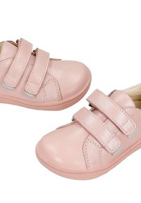 Scarpe in pelle rosa con due cinturini regolabili in velcro, punta arrotondata e texture liscia. Presentano cuciture sottili e minimi dettagli hardware.