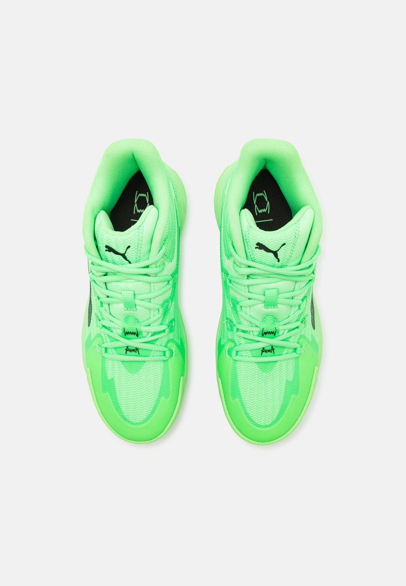 Grüne Sportschuhe mit einer strukturierten Mesh-Oberfläche, ausgestattet mit einem gepolsterten Kragen, Schnürdesign und schwarzen Logo-Akzenten.