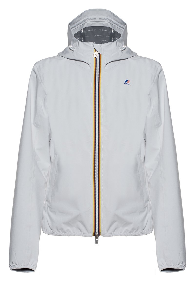 Lysgrå vindjakke med hætte, der har en frontlynlås med røde, gule og sorte detaljer, samt elastiske manchetter og kant.