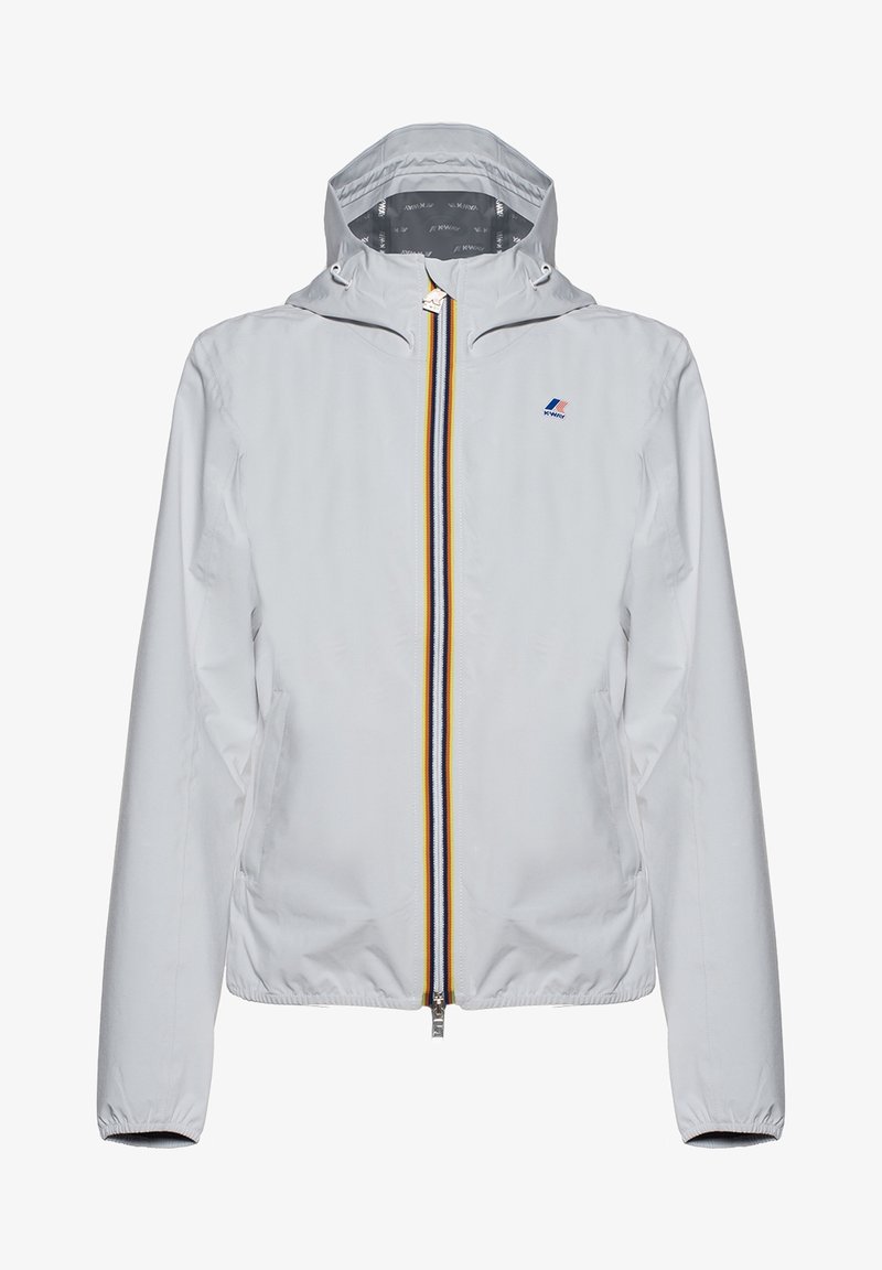 Lysgrå vindjakke med hætte, der har en frontlynlås med røde, gule og sorte detaljer, samt elastiske manchetter og kant.