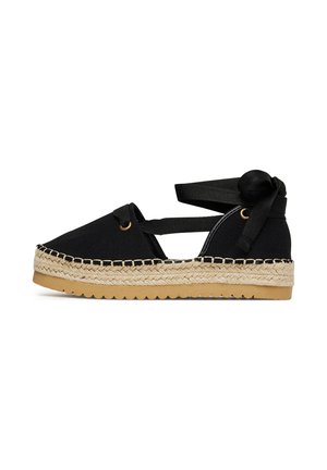 Zwarte espadrille van canvas met ronde neus, zool omwikkeld met jute, linten om de enkel en gouden oogjes. Bovenwerk met structuur en stikseldetail.