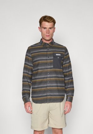 Chemise à manches longues avec des rayures horizontales grises, jaunes et noires, dotée d'une poche poitrine et d'un col, fabriquée en tissu texturé.