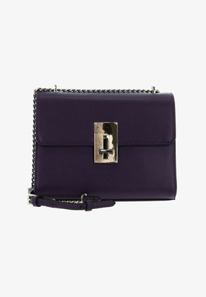 Sac à main en cuir violet au design élégant, doté d'une boucle en métal argenté, d'une bandoulière chaîne, d'une texture lisse et d'un détail logo.