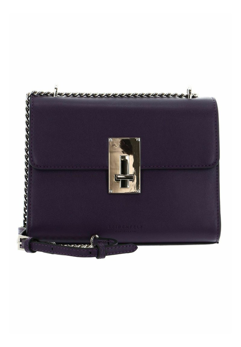 Sac à main en cuir violet au design élégant, doté d'une boucle en métal argenté, d'une bandoulière chaîne, d'une texture lisse et d'un détail logo.