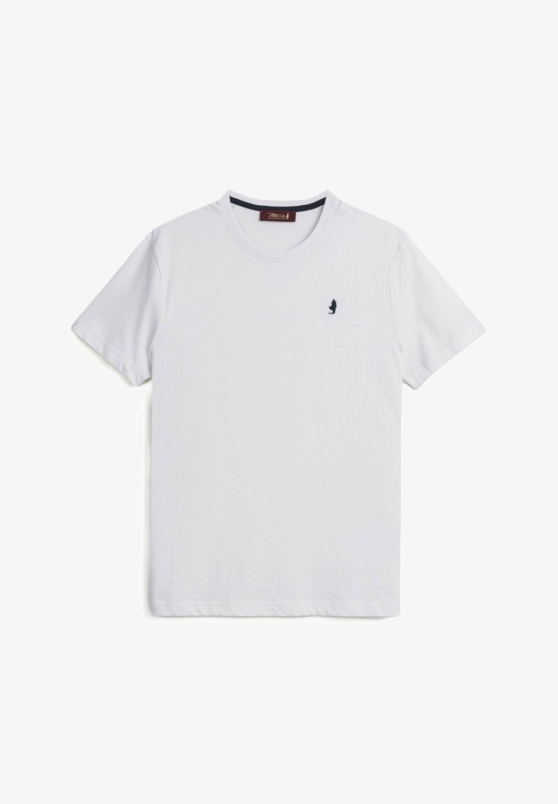 T-shirt bianco a maniche corte in cotone, con scollatura rotonda e un piccolo logo blu navy sul lato sinistro del petto. Tessuto liscio e vestibilità regolare.