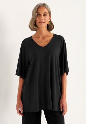 Zwarte, loszittende tops met een V-hals, korte mouwen en een zachte, gladde stof. Minimalistisch ontwerp met een ontspannen silhouet.
