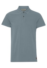 Lyseblå polo T-shirt lavet af bomuld, med krave, to-knaps lukning og et lille vævet logomærke på den nederste side.