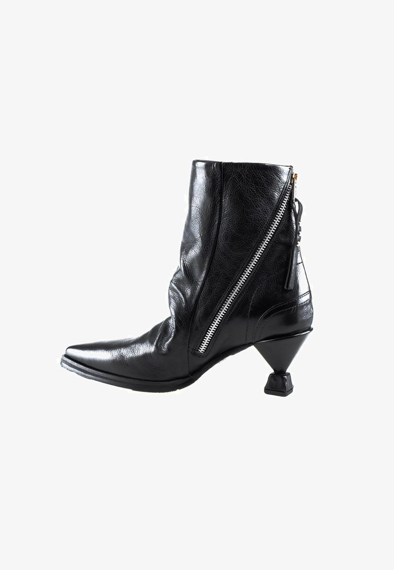 Bottine en cuir noir avec bout pointu, talon carré incliné et fermeture éclair diagonale argentée visible sur le côté.