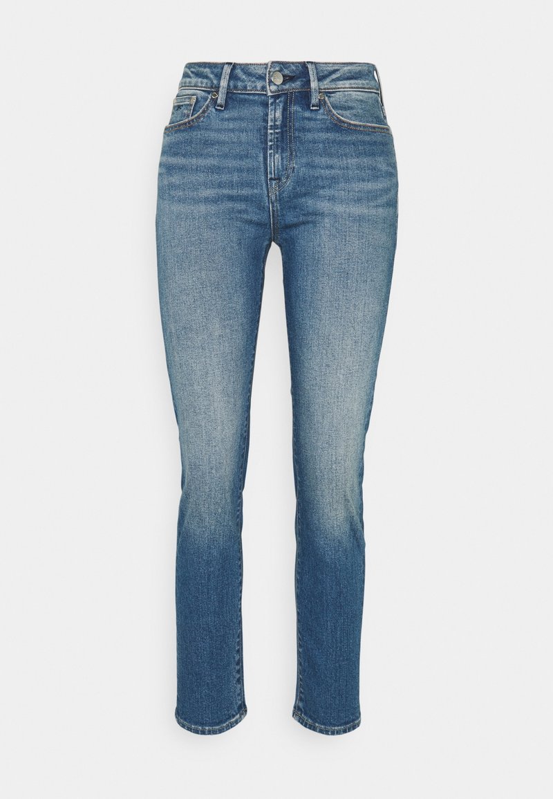 Jean bleu taille haute à jambes droites, fermeture avant par bouton et zip, poches avant et arrière, avec des détails subtils d'effet délavé.