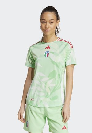 Grön träningsskjorta med bladmönster, röda accenter och Italiens emblem. Tillverkad av lättviktsmaterial. Matchas med gröna shorts.