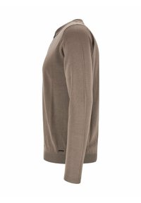 Brauner Strickpullover mit langen Ärmeln, Rundhalsausschnitt, gerippten Bündchen und Saum, von links vor weißem Hintergrund gezeigt.