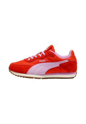 Rdeč in roza Puma superge z vezalkami, gumijastim podplatom in logotipom Puma na strani in jeziku, prikazane od zunanje strani.