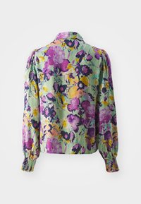 Blouse florale en tissu vert clair. Présente des fleurs violettes, roses et jaunes, des manches bouffantes et des poignets froncés pour un look texturé.