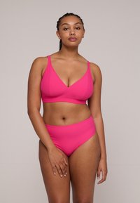 Fuchsia bikini-set med triangulär bh med justerbara band och höga badbyxor, tillverkad av mjukt, elastiskt material.