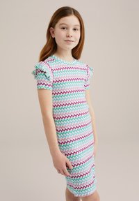 Trumpas rankovėmis suknelė iš lengvos medžiagos, su zigzago raštu mėlynos, rožinės ir violetinės spalvų; raukiniai ant rankovių; iki kelių ilgio.