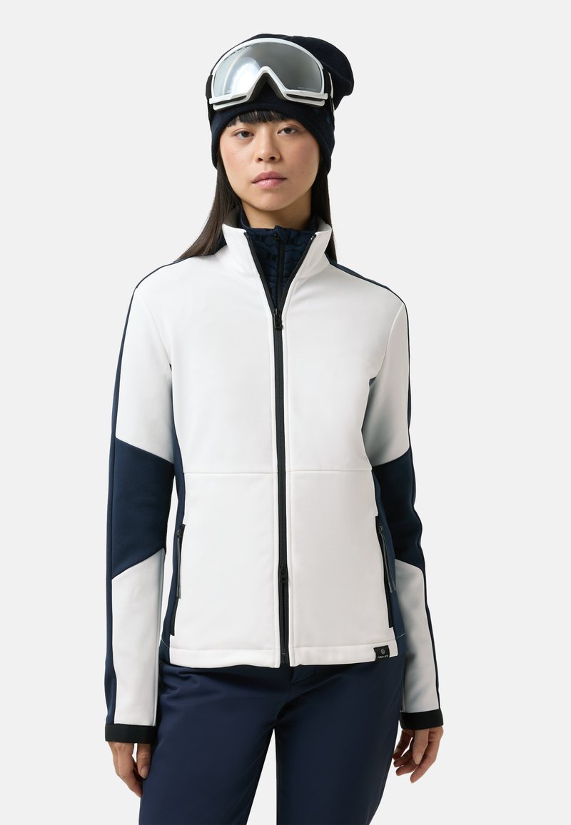 Weiße und marineblaue Softshell-Jacke mit hohem Kragen, durchgehendem Reißverschluss und Seitentaschen; kombiniert mit einer marineblauen Mütze und Skibrille.