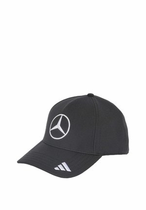 Sort baseballkasket med hvidt Mercedes-Benz-logo foran og hvidt Adidas-logo på den buede skygge, isoleret på hvid baggrund.
