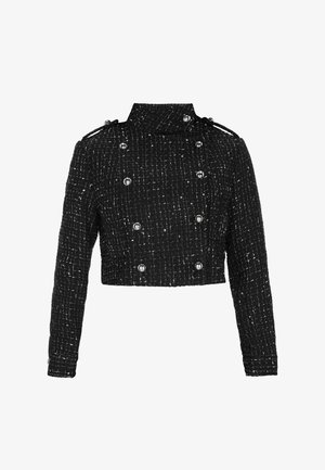 Černá zkrácená bunda vyrobená z texturované tkaniny s tkaným vzorem. Má vysoký límec, dvouřadé zapínání a kovové knoflíky.