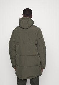 Lyle & Scott HEAVYWEIGHT LONGLINE PUFFER JACKET - Casaco de inverno - olive