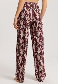 Palazzo-broeken van bordeauxrood stof met een bloemenpaisleypatroon in roze en zilver. Voorzien van een elastische tailleband en een losse, ontspannen pasvorm.
