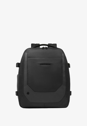 Zwarte rugzak met een gestructureerd oppervlak, rechthoekige vorm, gewatteerde achterkant, verstelbare banden en een logo aan de voorkant.