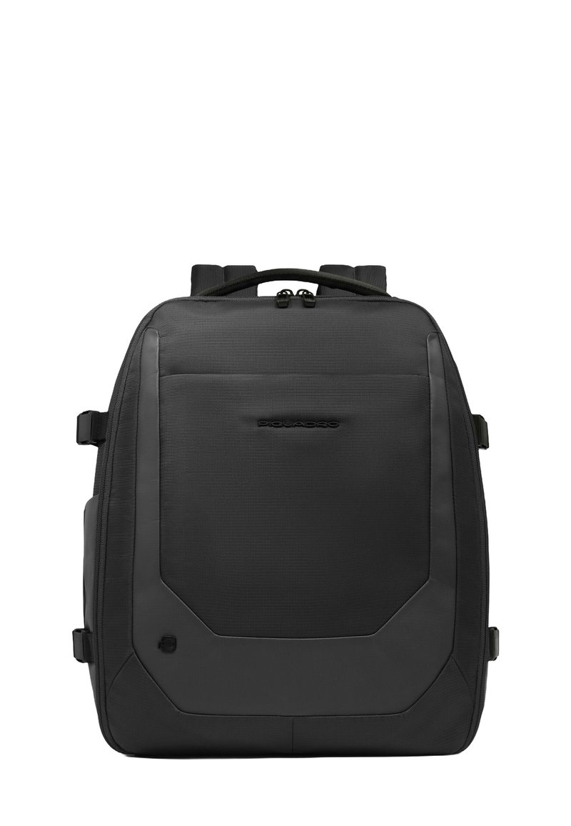 Zaino nero con esterno testurizzato, forma rettangolare, schienale imbottito, spallacci regolabili e dettaglio con logo sul davanti.