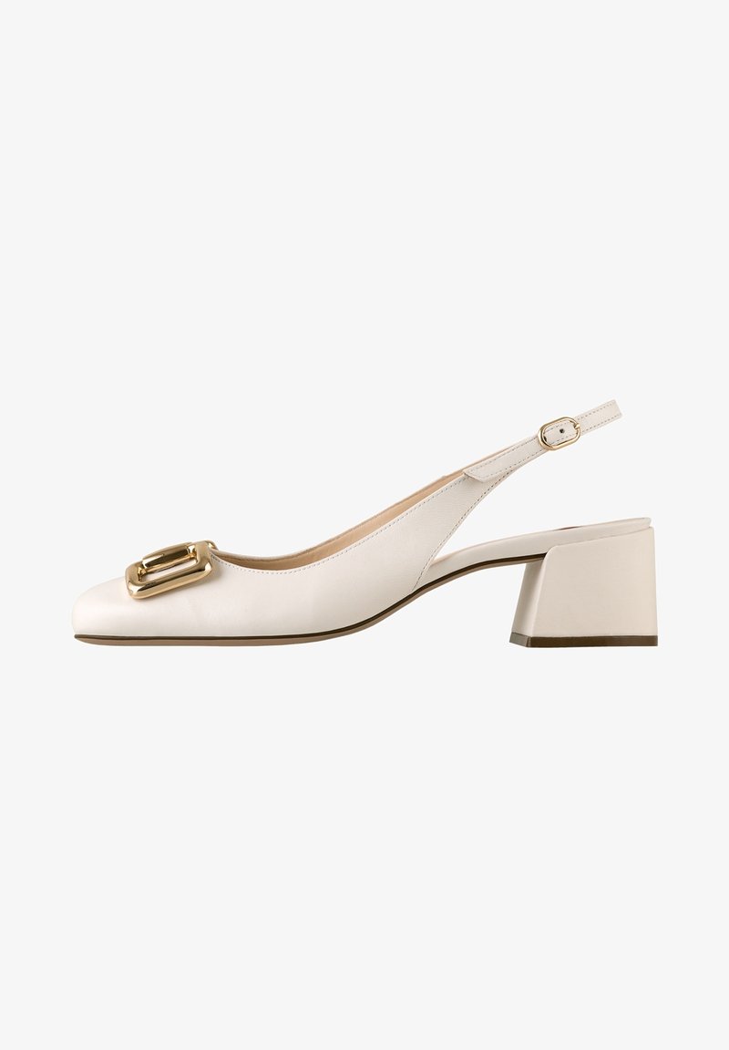 Chaussure slingback en cuir blanc cassé avec un petit talon bloc et une boucle décorative dorée sur le bout.