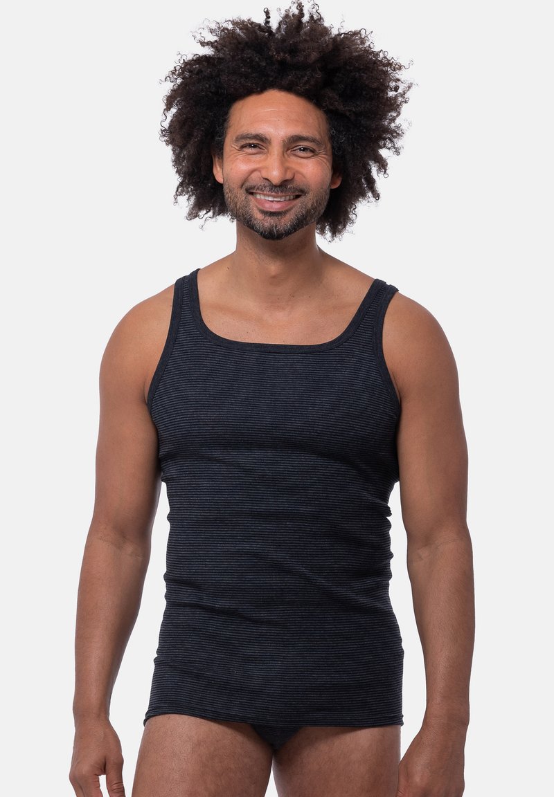 Zwart gestreept tanktop van zachte stof, met een vierkante halslijn en brede schouderbanden, gedragen met bijpassende boxershorts.
