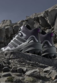 adidas Terrex TERREX SKYCHASER MID GTX W - Hikingsko - aurora plum/carbon/purple burst