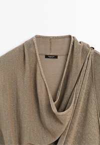 Vêtement tricoté marron clair avec un col en V profond et un détail de tissu froncé sur l’épaule, étiqueté Massimo Dutti.