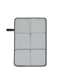 Tappetino grigio imbottito con design trapuntato, composto da sei sezioni e rifinito con un bordo nero. Include una tracolla nera per un facile trasporto.